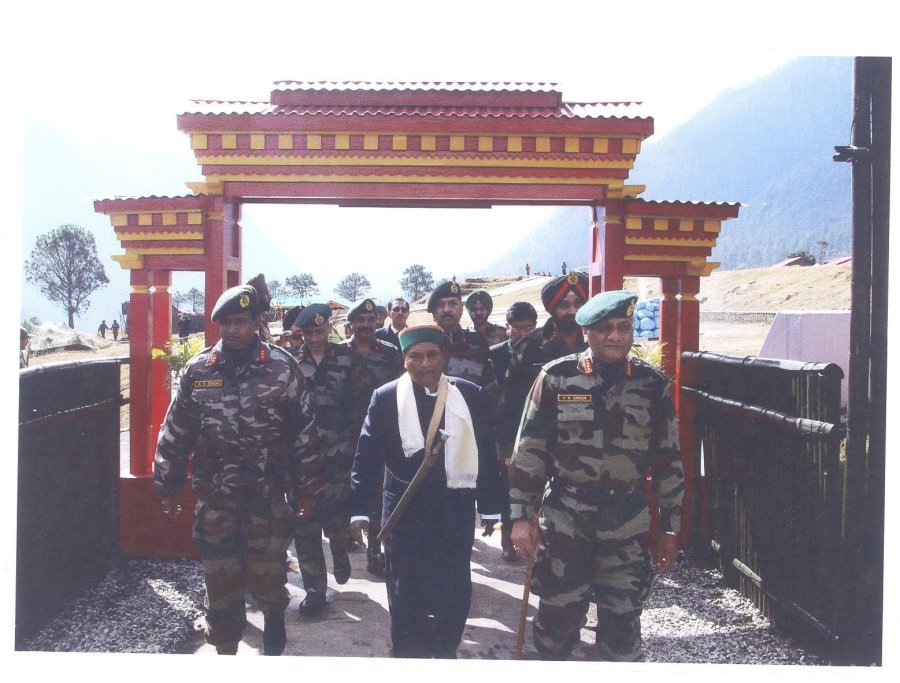 Defence Minister A.K. Antony (center) with Chief of the Indian Army General V.K. Singh (right), Lieutenant General Bikram Singh and other military senior staff, Joint Secretary (MOD) and OSD to RM Dr. Jacob